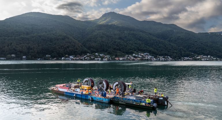 Posa subacquea cavo media tensione tra Vico Morcote e Brusino Arsizio